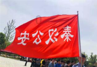 救援矮小的女孩